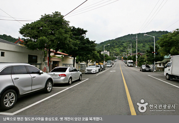 남북으로 뻗은 철도관사마을 중심도로. 옛 개천이 있던 곳을 복개했다.