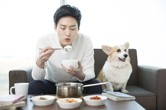 아침식사하고 있는 남자.