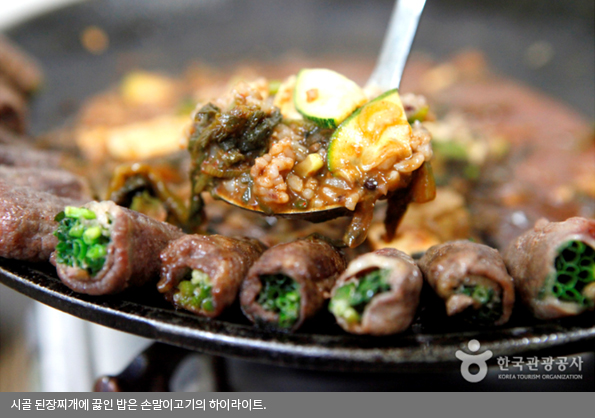 시골 된장찌개에 끓인 밥은 손말이고기의 하이라이트