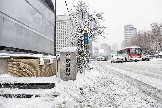 눈이 많이 내린 서울의 모습.
