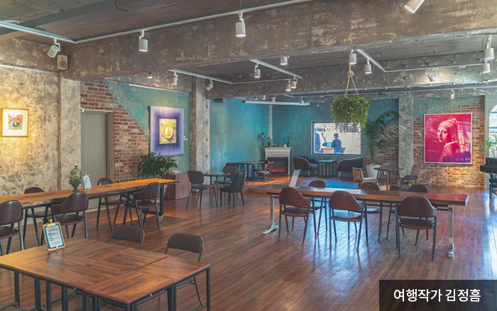 카페 1층 메인홀 - 여행작가 김정홈