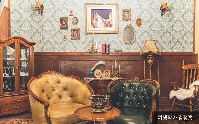 소파를 비롯해 고가구들로 채워진 향촌부띠끄 의상대여점 내부 - 여행작가 김정홈