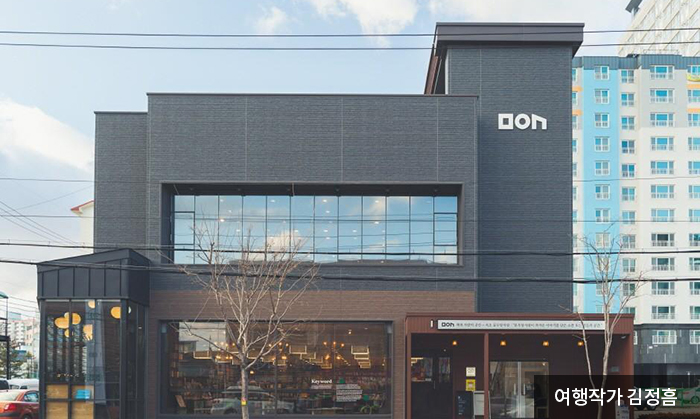 오래된 서점 중 하나, 속초 문우당서림 - 여행작가 김정홈