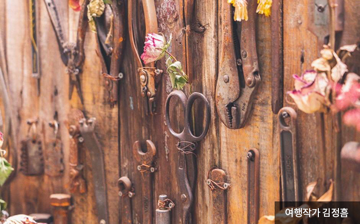 옛 분위기를 더하는 다양한 공구들이 벽에 걸려있다. - 여행작가 김정홈