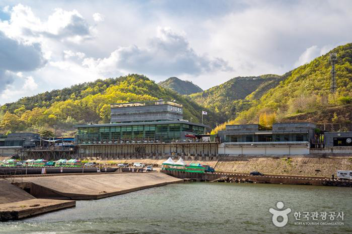 주말엔 전국에서 이곳을 찾는 여행객들로 붐빈다 - 한국관광공사