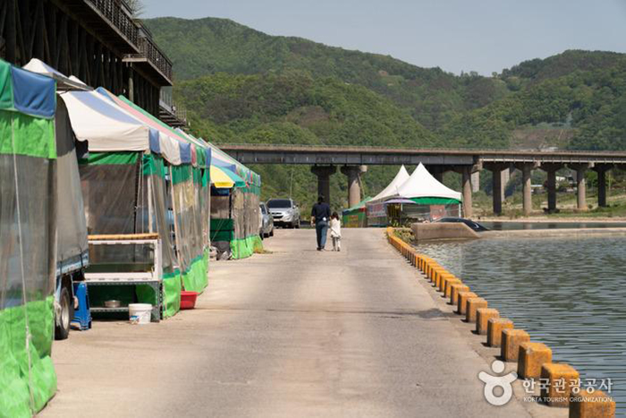 강을 마주하며 들어선 포장마차 - 한국관광공사