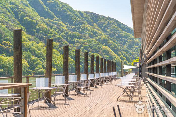 강을 향해 테이블이 즐비해 있다 - 한국관광공사