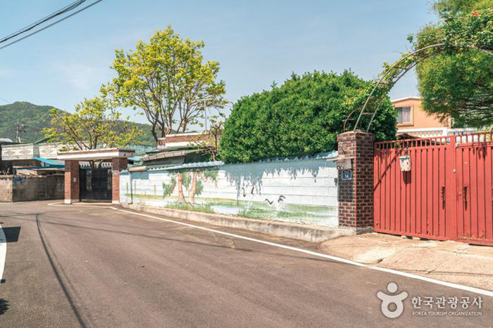 작은 벽화가 있는 조용한 마을 - 한국관광공사