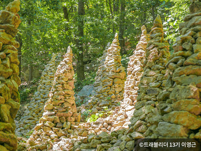 입구에서부터 등산로 곳곳에 돌탑 - ⓒ트래블리더 13기 이영근