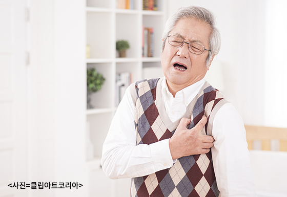 심장이 아파서 힘들어하는 어르신.