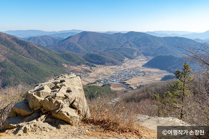 명상바위에서 본 비지리 학동마을의 다랑논 - ⓒ여행작가 손창현