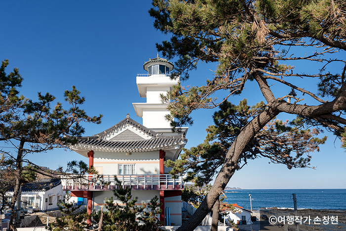 감은사지 삼층석탑을 본 따 만든 (신) 송대말 등대 - ⓒ여행작가 손창현