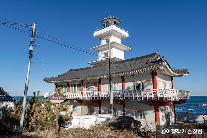 감은사지 삼층석탑을 본 따 만든 (신) 송대말 등대 - ⓒ여행작가 손창현