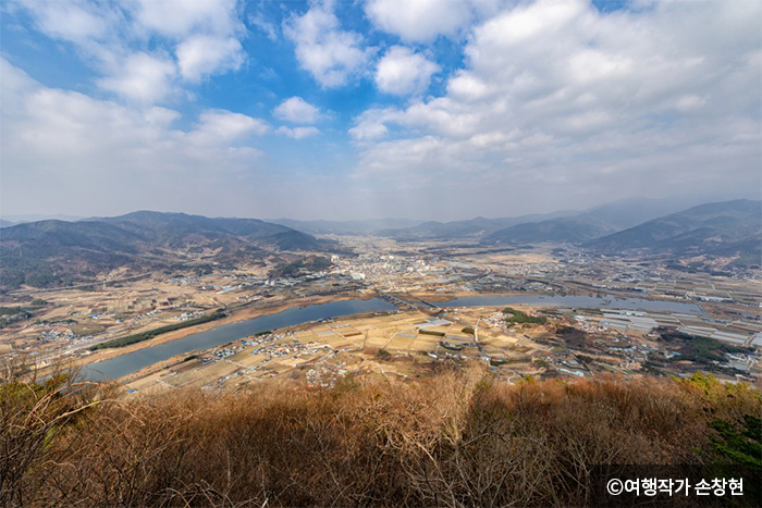 소원바위가 있는 곳에서 내려다 본 구례 전경- ⓒ여행작가 손창현