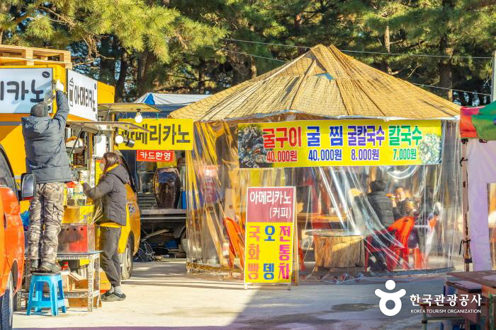 원산도해수욕장 앞 푸드존은 마을 주민이 운영한다. - 한국관광공사