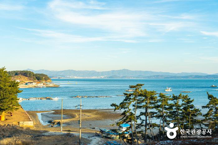 창밖으로 바다 풍경이 펼쳐진다. - 한국관광공사