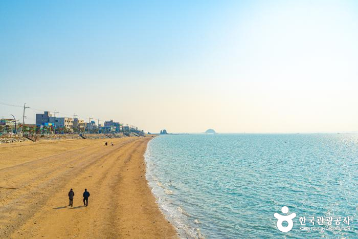 제부도 해수욕장은 가볍게 산책하기에 적당하다. - ⓒ한국관광공사