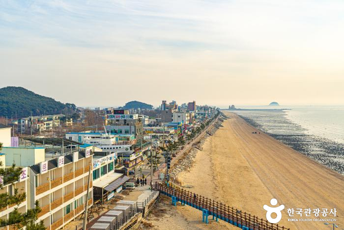 제부도 해수욕장까지 거리는 약 1.8km - ⓒ한국관광공사