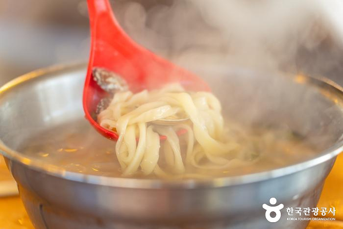 시원한 바지락칼국수 - ⓒ한국관광공사