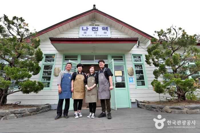 나전역카페를 함께 운영하는 사람들.(사진제공: 정선군 관광두레) - ⓒ 한국관광공사