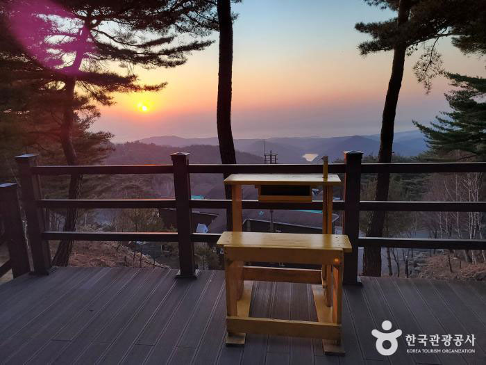 칠보산자연휴양림 전망대에서 본 동해 일출 - ©한국관광공사