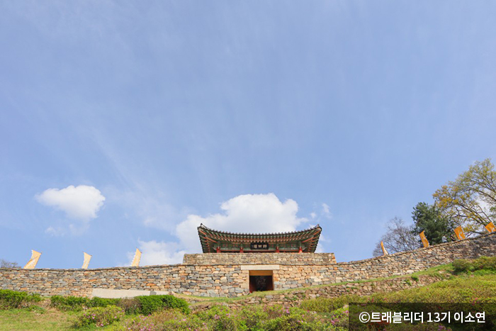 아래에서 올려다본 공산성 - ⓒ 트래블리더 13기 이소연