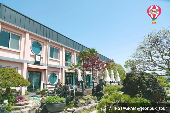 들꽃 카페 이색적인 외관 - ⓒ instagram jbtourpass