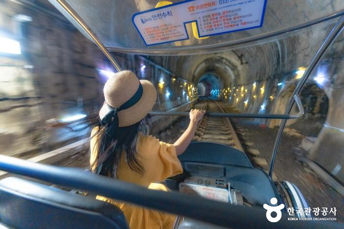 짜릿한 속도를 즐길 수 있는 레일바이크 - ⓒ 한국관광공사