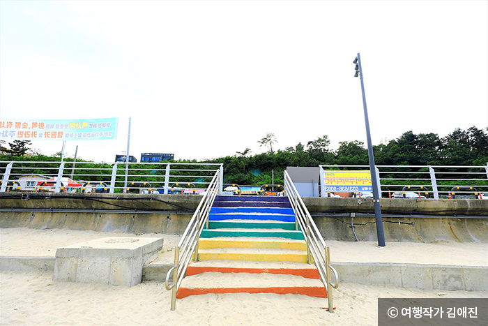 해변으로 향하는 무지개 계단 - ⓒ 여행작가 김애진