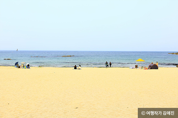 아야진해변의 너른 모래밭 - ⓒ 여행작가 김애진