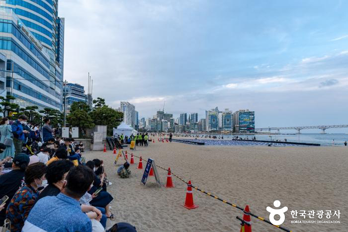 드론 쇼를 보기 위해 해변을 찾은 관람객 - ⓒ 한국관광공사