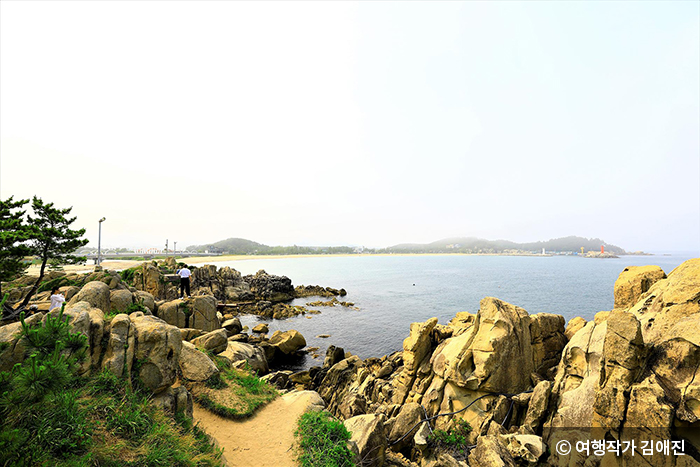 능파대에 올라 바라본 문암해변 - ⓒ 여행작가 김애진
