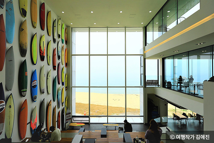 벽면을 가득 채운 서핑 보드 - ⓒ 여행작가 김애진