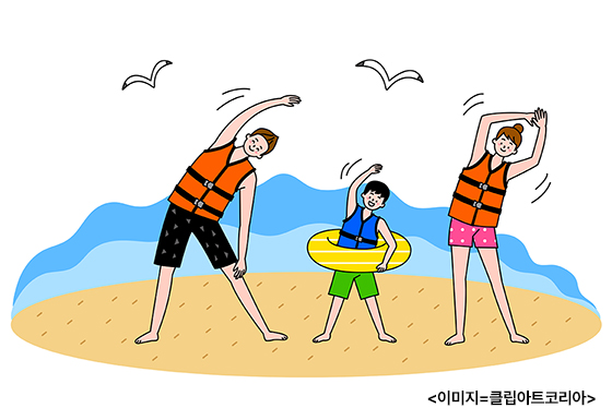 물에 들어 가기 전에 준비운동하고 있는 가족.