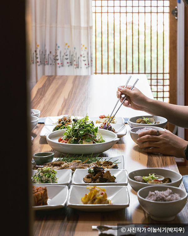 수려하게 차려진 아침상으로 든든하게 하루를 시작해보자 - ⓒ 사진작가 이놈식기(박지우)