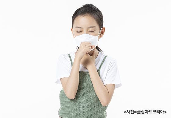 기침하고 있는 여자 아이.