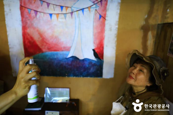 허브샵 족욕하는 동안 뿌려주는 허브미스트 - ⓒ 한국관광공사