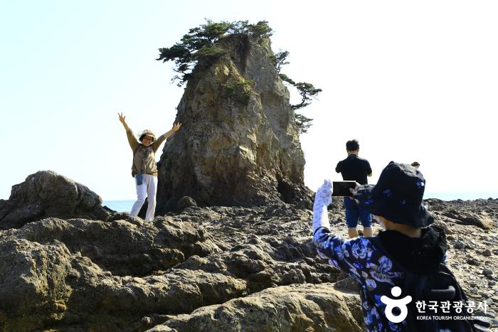 할미할아비바위 앞 기념촬영 - ⓒ 한국관광공사