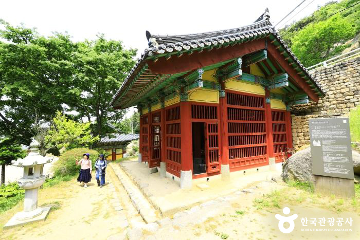 태안마애삼존불 전경 - ⓒ 한국관광공사