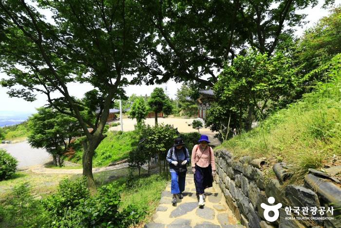 태안마애삼존불 가는 길 - ⓒ 한국관광공사