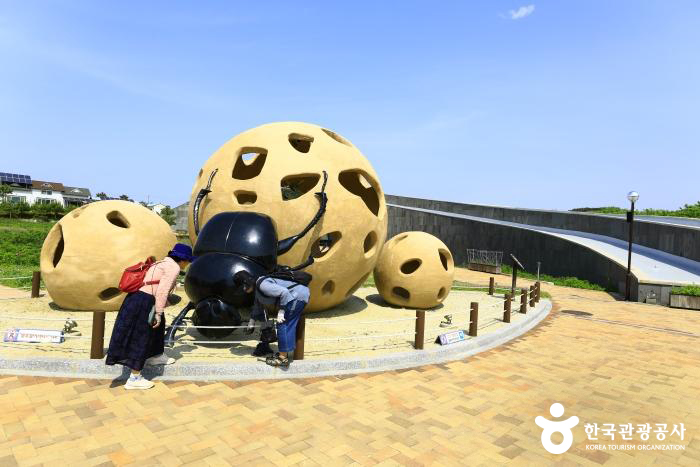 신두리사구센터 광장 쇠똥구리 조형물 - ⓒ 한국관광공사