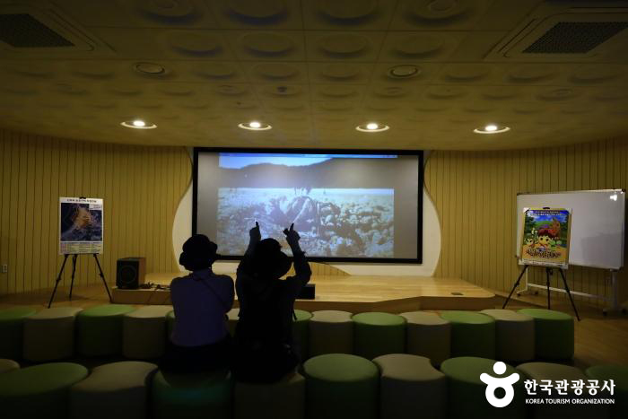 신두리사구센터 지하 1층 영상실 - ⓒ 한국관광공사