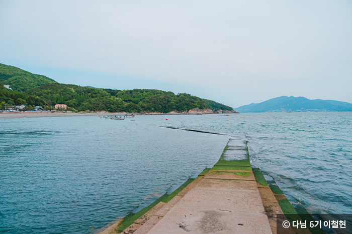 해변 건너로는 끝없이 펼쳐진 수평선 대신 산들 - ⓒ 다님 6기 이철현