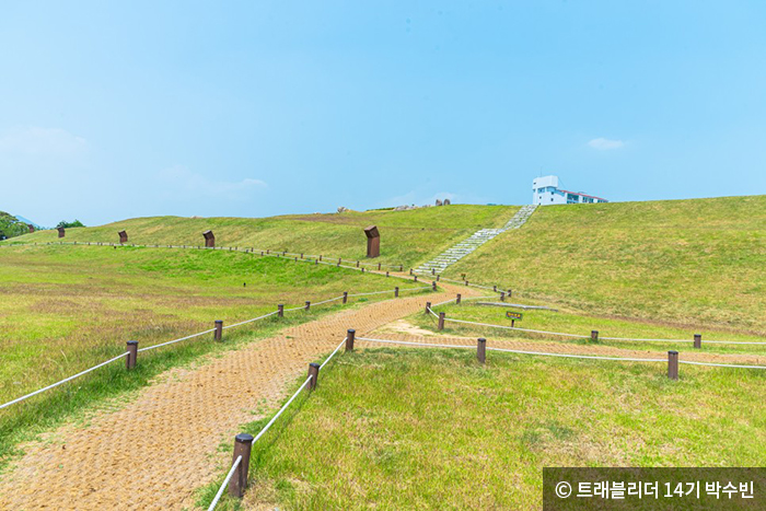 경사가 완만한 수로왕릉의 서북쪽에 있는 대성동 고분군 - ⓒ 트래블리더 14기 박수빈