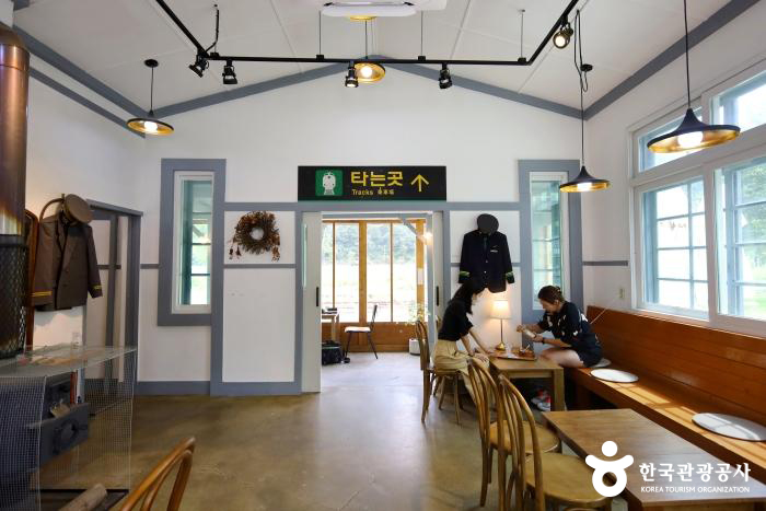 고스란히 남아있는 옛 대합실 모습 - ⓒ 한국관광공사