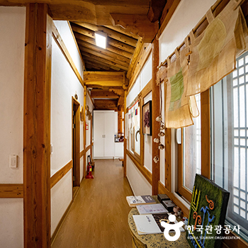 복도를 따라 다양한 유형의 객실이 나란히 늘어서 있다 - 한국관광공사