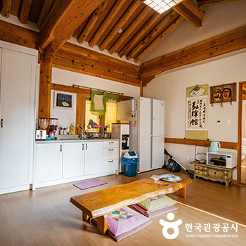 도란도란 모여 쉴 수 있는 주방 및 거실 공간 - 한국관광공사
