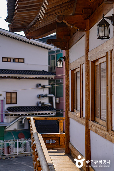 마을의 전경을 내려다볼 수 있는 테라스 - 한국관광공사