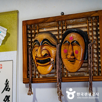 정겹게 꾸며진 실내 곳곳은 둘러보는 재미마저 넘친다 - 한국관광공사