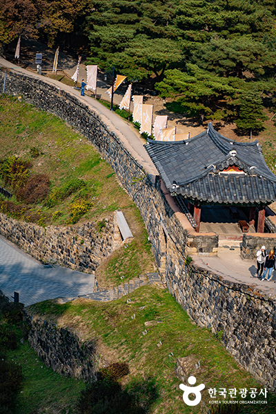 성벽길은 조금 경사가 있지만 그만큼 절경이 펼쳐진다 - 한국관광공사